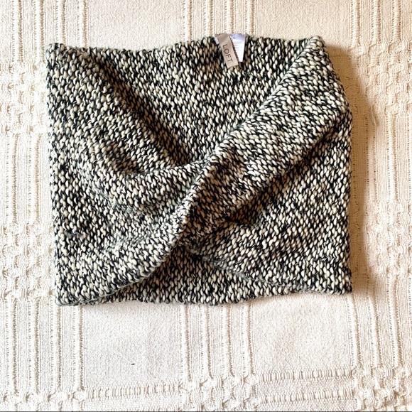 LOFT Accessories - LOFT BLACK AND WHITE CHUNKY KNIT COWL!!!